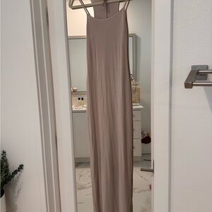 Skims (S) Elegant Tan Maxi Dress